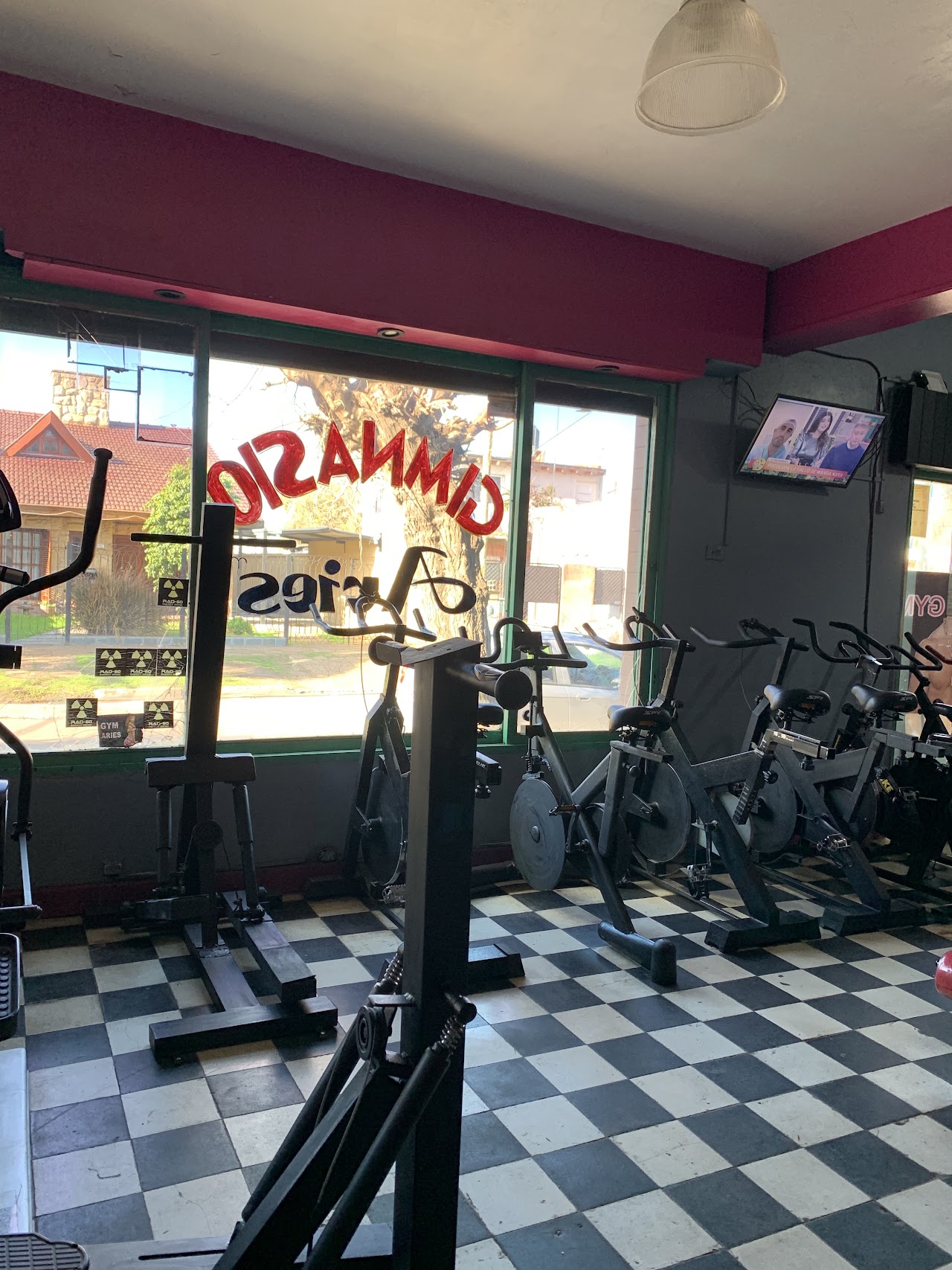 Vidriera de Aries Gym en Ituzaingó