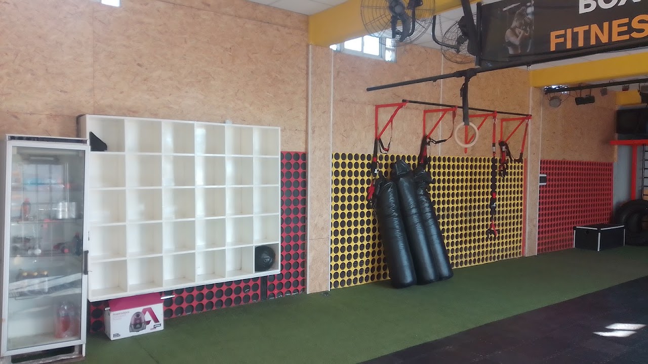 Rincón de equipamiento y bolsas de boxeo en Aries Gym